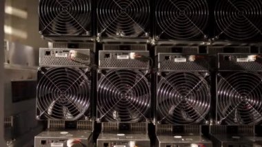 Bitcoin ASIC madencileri depoda. ASIC maden ekipmanları çelik konteynırdaki kripto para madenciliği için raflarda. Entegre devre birimleri depolama engelleme teknolojisi uygulaması.