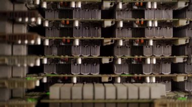 ASIC tamir merkezi deposunda alüminyum radyatörlü devre kartları basmış. Bitcoin madencileri, elektronik PCB parçalarının yerine yenilerini koyuyorlar. Kripto para birimi madencilik ekipmanları.