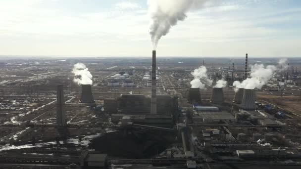 Veduta aerea della centrale termica. Drone vola sopra canne fumarie camino e torri di raffreddamento della zona industriale al tramonto. Centrale termica di produzione di energia elettrica da sopra esaurisce le emissioni atmosferiche. — Video Stock