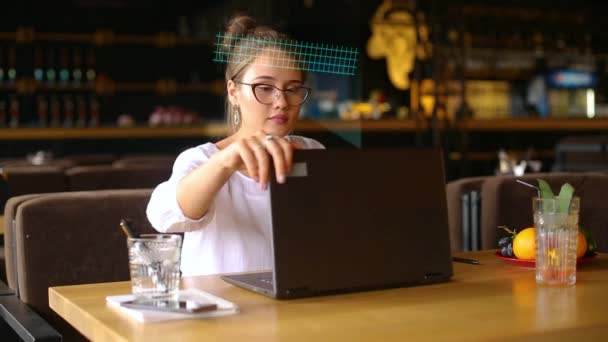 Mulher freelancer abre seu laptop, sistema de reconhecimento facial recebe varredura de detecção de rosto para acessar o computador com gráficos de sobreposição. Câmera infravermelha varre o rosto feminino. Biometria em eletrônica. — Vídeo de Stock