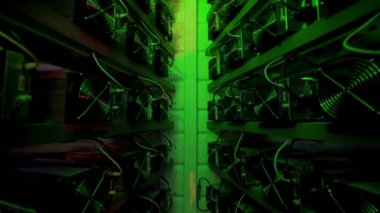 Bitcoin madencileri büyük çiftlikte. Kürsüdeki ASIC madencilik ekipmanları çelik konteynırdaki kripto para birimini rafa kaldırıyor. Entegre devre veri tabanında engelleme zinciri uygulaması. Sunucu odası ışıkları.