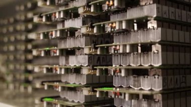 ASIC tamir merkezi deposunda alüminyum radyatörlü devre kartları basmış. Bitcoin madencileri, elektronik PCB parçalarının yerine yenilerini koyuyorlar. Kripto para birimi madencilik ekipmanları.
