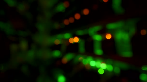 Defocused bokeh lights of large wired internet datacenter storage. Penambang ASIC berdiri rak tambang bitcoin di ruang server. Kriptocurrency peralatan tambang dalam pertanian kripto berkedip dengan lampu. — Stok Video