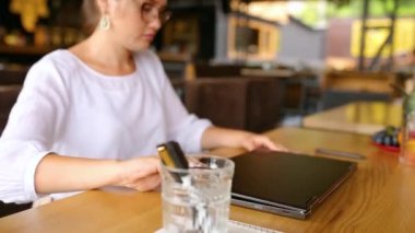 Serbest çalışan kadın dizüstü bilgisayarını açar, yüz tanıma sistemi yüz taraması yaptırır ve üst üste gelen grafiklerle bilgisayara erişir. Kızılötesi kamera kadın yüzünü tarıyor. Elektronikte biyometri.