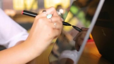 Grafik Kalemi ile çadır modunda konvertibıl laptop ekran üzerinde gösteren bir işkadını el. İş sunumu üzerinde çalışmak için dokunmatik ekran ile 2 in 1 dizüstü bilgisayar kullanan kadın. Yalıtılmış görünümünü kapat.