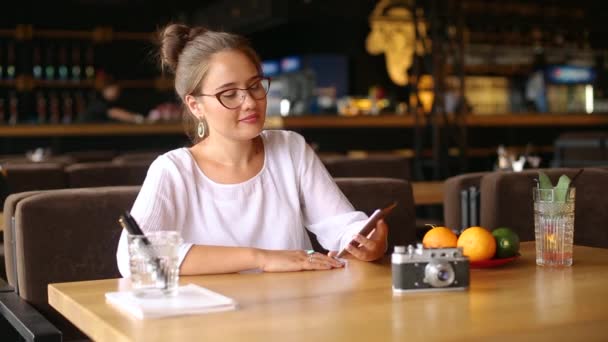 Smíšené rasy žena zvedne svůj smartphone, systém rozpoznávání obličejů dostane detekci obličeje skenování odemknout zařízení. Infračervená kamera skenuje ženskou tvář. Téma biometrických senzorů. — Stock video