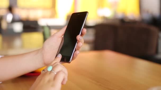 Frauen scannen Fingerabdrücke auf ihrem Smartphone für sichere Anmeldung und Privatsphäre. Frau entriegelt Handy mit biometrischem Sensor und Finger Weibliche Tunes Fingerabdruck Freischaltung Funktion auf ihrem Handy. — Stockvideo