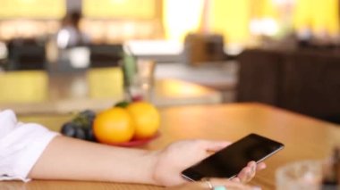 Güvenli giriş ve mahremiyet için akıllı telefonundaki parmak izlerini tarıyor. Kadın cep telefonunu biyometrik sensör ve parmakla açıyor. Kadın melodileri telefonunda parmak izi özelliğini açar.