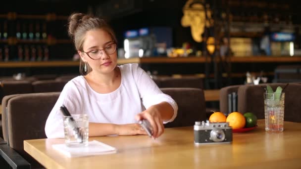 Gemengde race vrouw pakt haar smartphone, gezichtsherkenning systeem krijgt gezichtsherkenning scannen om het apparaat te ontgrendelen. Infrarood camera scant vrouwelijk gezicht. Thema biometrische sensoren. — Stockvideo