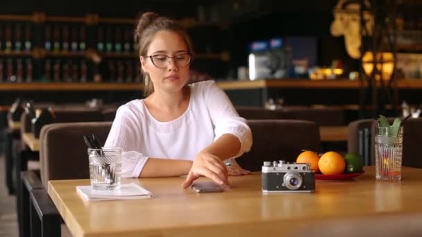 Gemengde race vrouw pakt haar smartphone, gezichtsherkenning systeem krijgt gezichtsherkenning scannen om het apparaat te ontgrendelen. Infrarood camera scant vrouwelijk gezicht. Thema biometrische sensoren. — Stockvideo