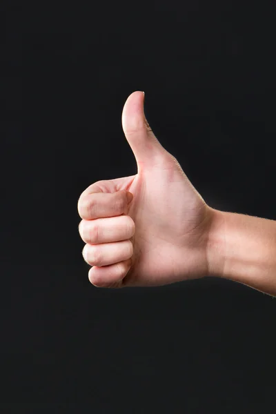 Daumen hoch weibliches Handzeichen isoliert auf dunklem Hintergrund — Stockfoto