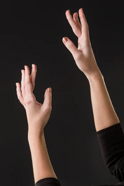 Ballerina-Tänzerin posiert mit ihren Händen auf dunklem Hintergrund — Stockfoto