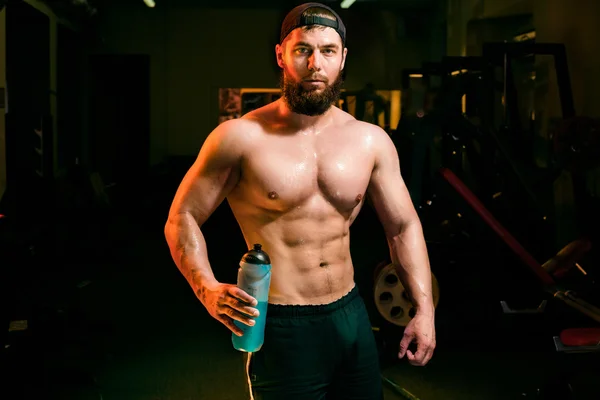 Om în sala de gimnastică cu shaker — Fotografie, imagine de stoc