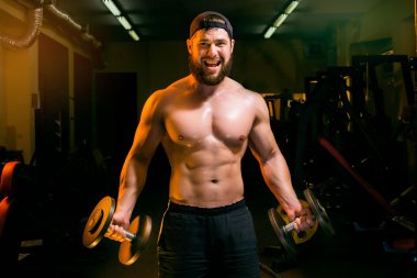adam dumbbells ile spor eğitimi