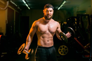 adam dumbbells ile spor eğitimi
