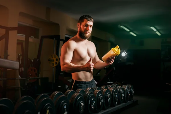 Om în sala de gimnastică cu shaker — Fotografie, imagine de stoc