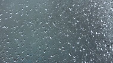 Yağmur, büyük yağmur damlaları bir pencere bir duş sırasında strike