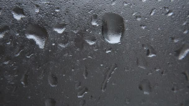 Pluie, Grandes gouttes de pluie frappent une fenêtre pendant une douche 