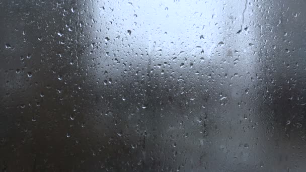 Lluvia, grandes gotas de lluvia golpean una ventana durante una ducha — Vídeo de stock