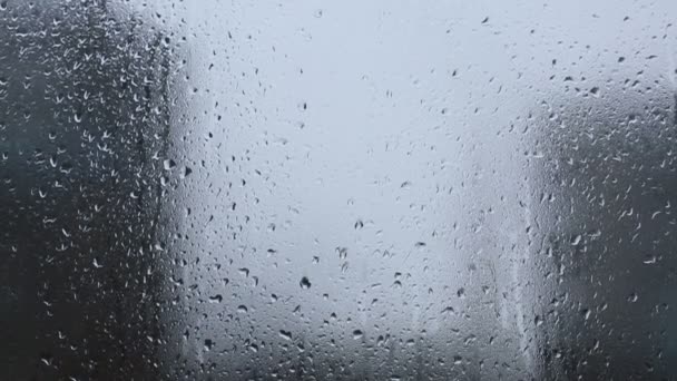 Lluvia, grandes gotas de lluvia golpean una ventana durante una ducha — Vídeo de stock