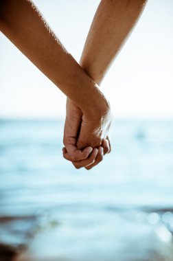 El ele tutuşan çift