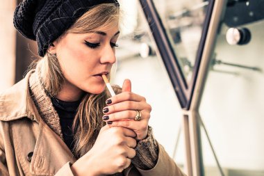 Sigara içen kadın.