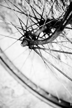 Bisiklet duvara yaslanıyor 