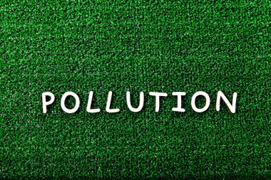 Kirliliği yazıt çimenlerin üzerinde