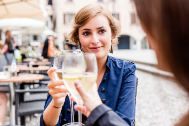 Bir aperatif içki kadınlar