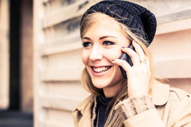 Cep telefonu açık kullanan kadın