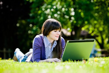 Dizüstü bilgisayar kullanan kadın