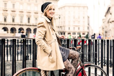 Ona bisiklet üzerinde oturan kadın