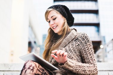Dijital tablet kullanan kadın