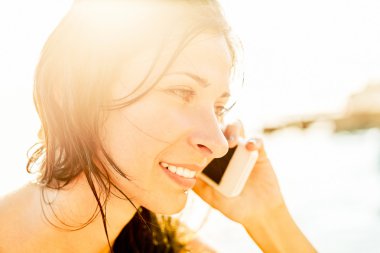 Cep telefonu kullanan kadın