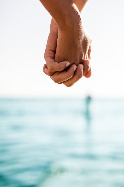 El ele tutuşan çift