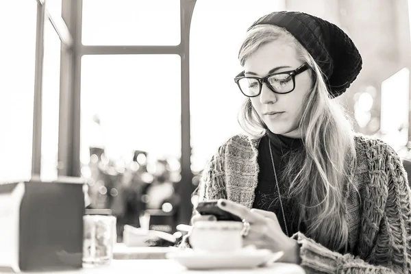 Mujer usando el teléfono móvil en la cafetería — Foto de Stock