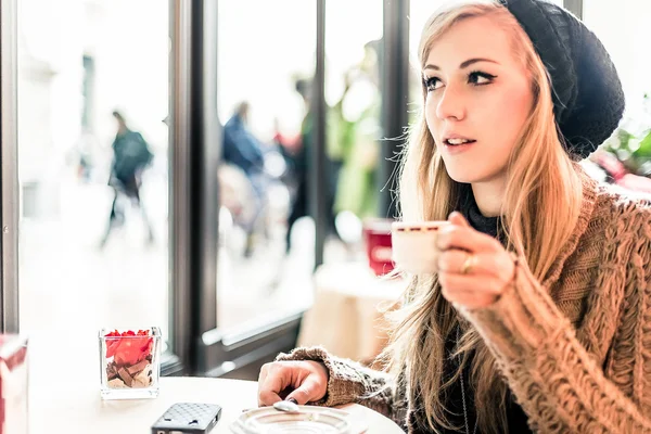 Woman drinking drinking coffee — Stockfoto