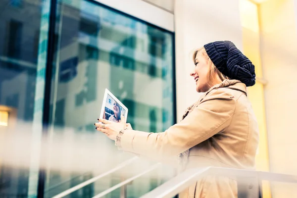 Mujer usando una tableta digital — Foto de Stock