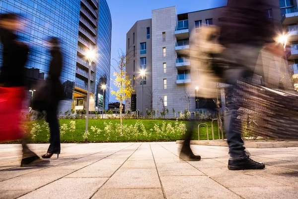 Gente caminando en el distrito financiero — Foto de Stock