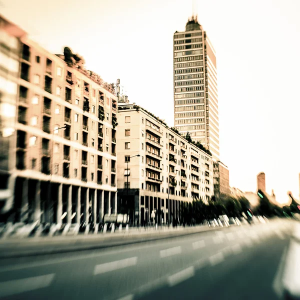 Paisaje urbano de Milán con carretera borrosa , — Foto de Stock