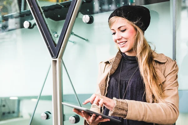 Femme utilisant une tablette numérique — Photo