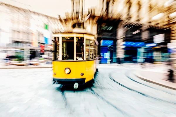 Tram verplaatsen in het centrum van de stad — Stockfoto
