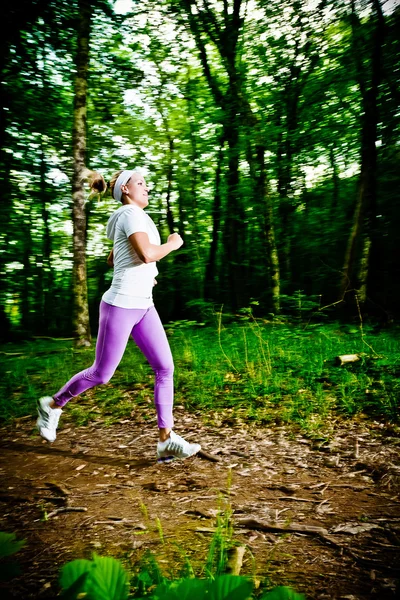 Mujer corriendo en un parque — Foto de Stock