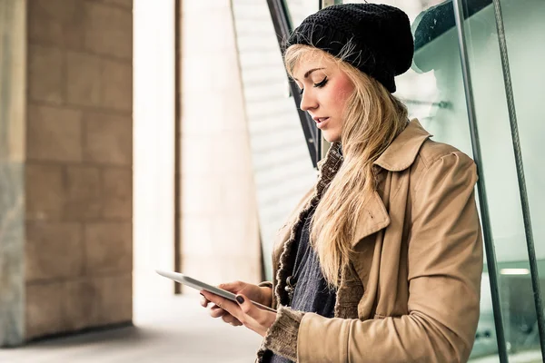 Donna che utilizza un tablet digitale — Foto Stock