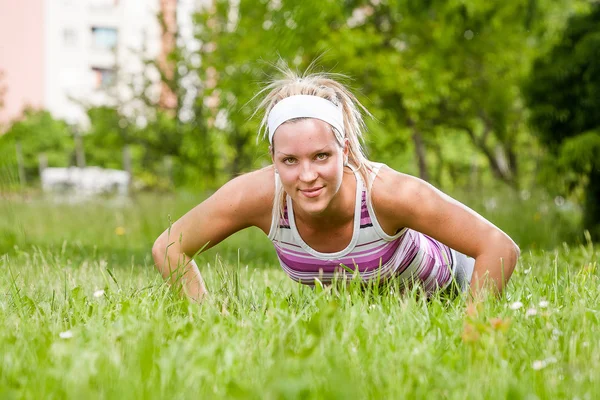 Mulher exercitando alongamento — Fotografia de Stock