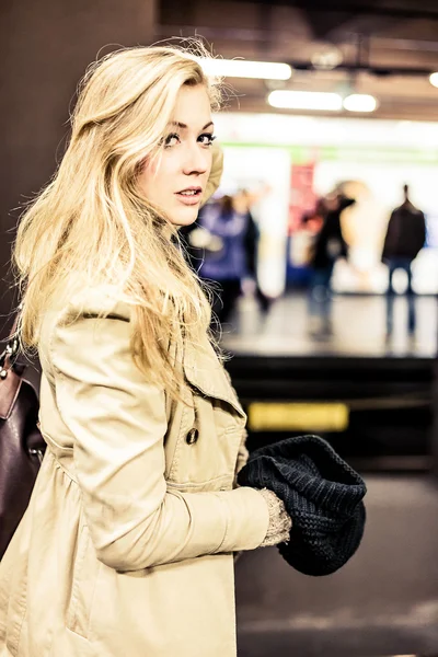 Frau an der U-Bahn-Station — Stockfoto