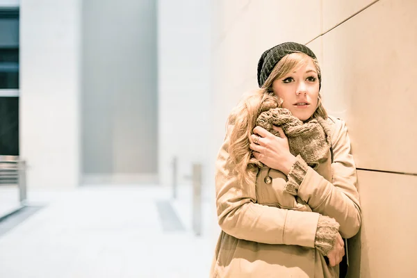 Triest jonge vrouw — Stockfoto