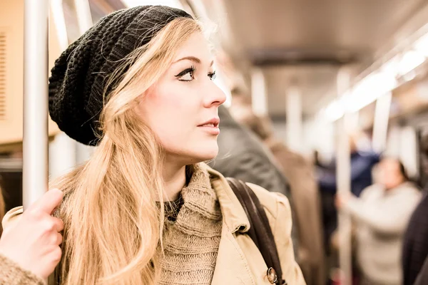 Donna all'interno della metropolitana — Foto Stock