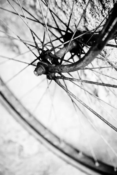 Bicicleta encostada à parede — Fotografia de Stock