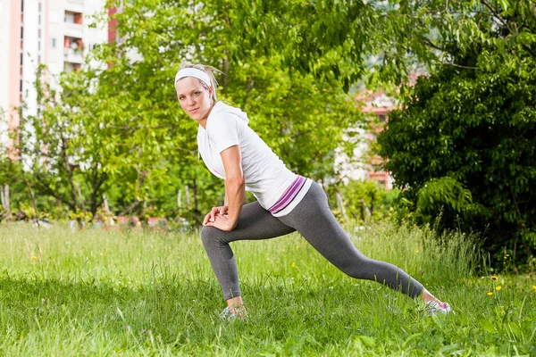 Mujer haciendo ejercicio estiramiento — Foto de Stock